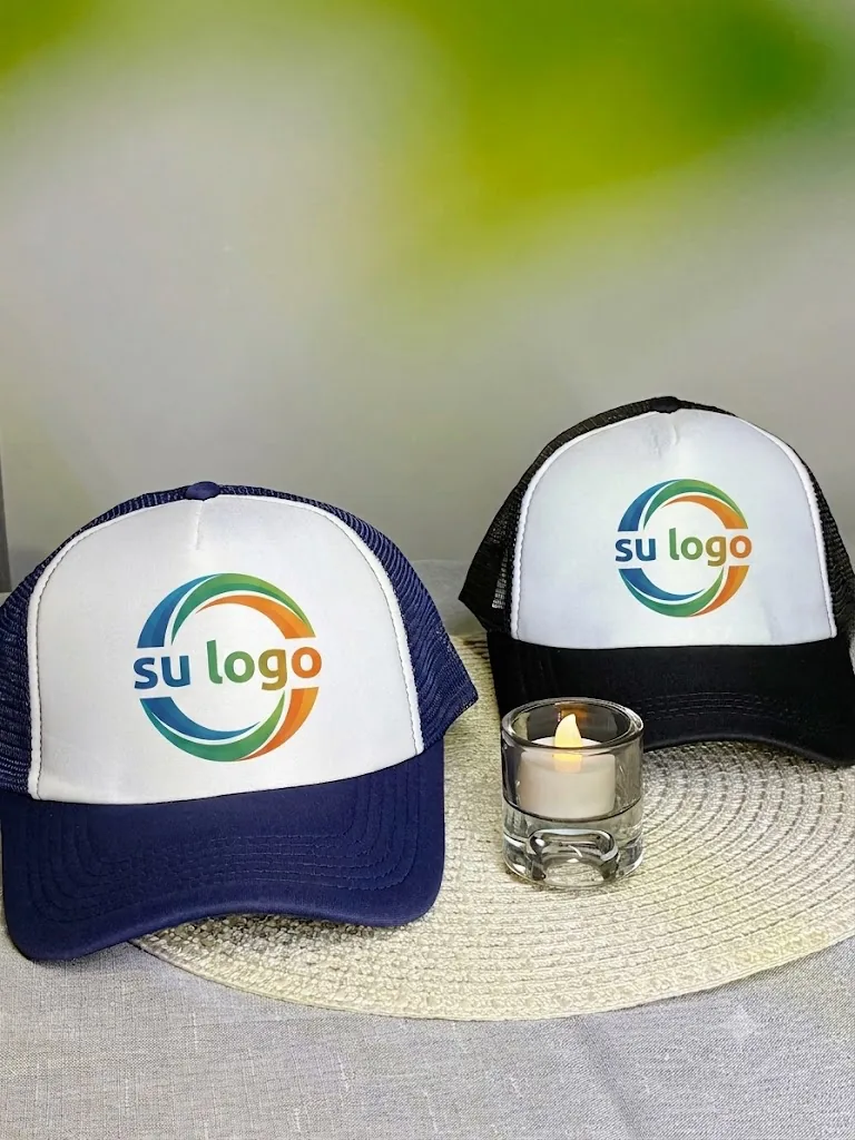 Kepis trucker con panel blanco y logo sublimado a todo color