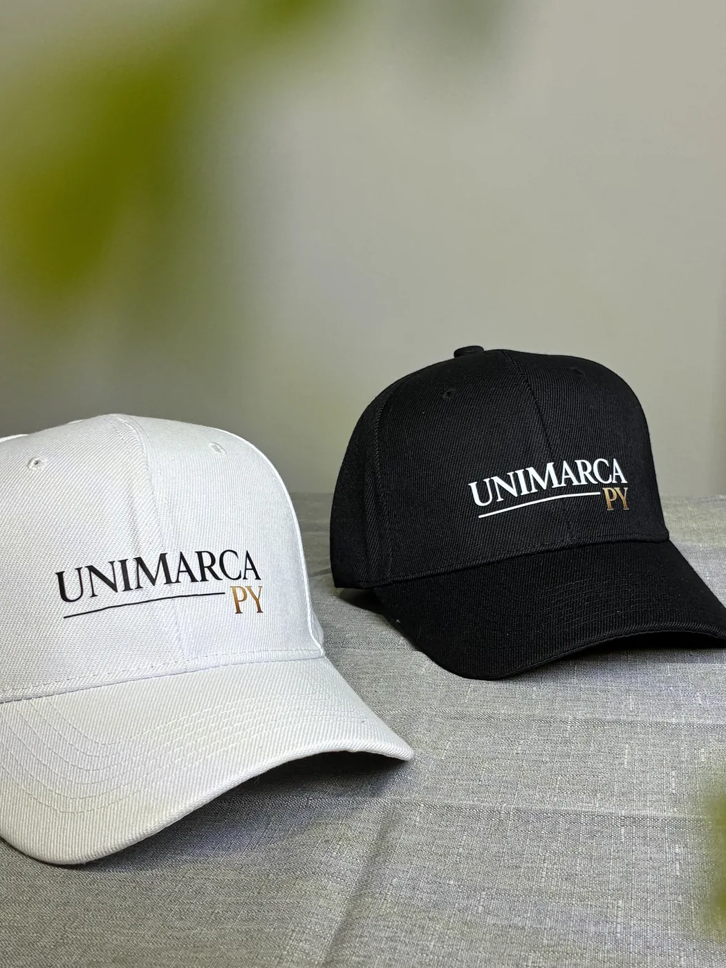 Kepis negro y blanco personalizados con el logo de la empresa